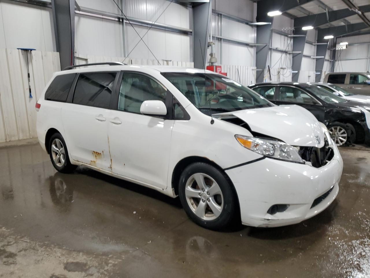 2014 Toyota Sienna Le - Image 4