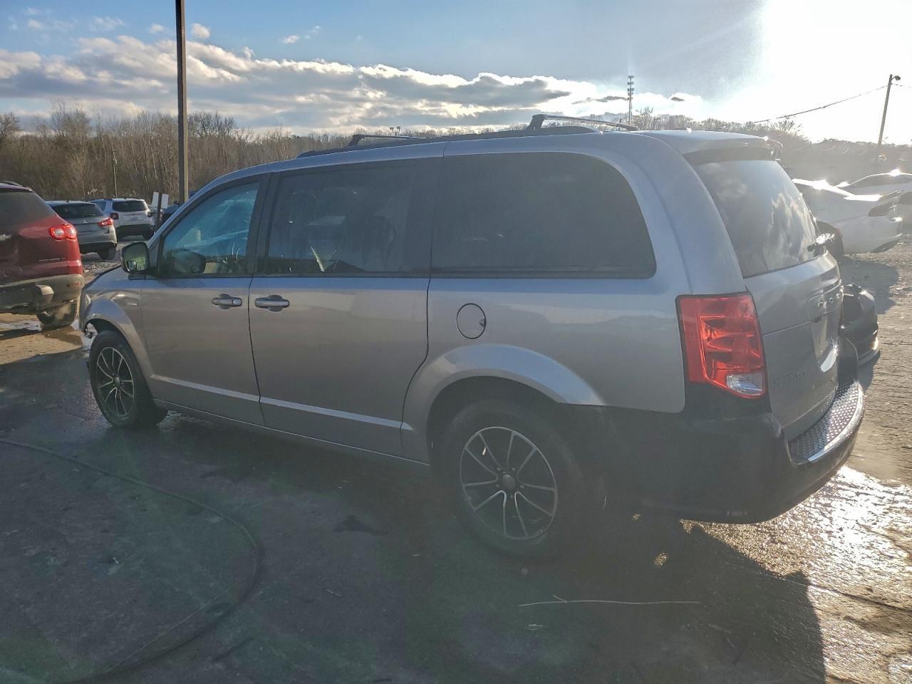 2018 Dodge Grand Caravan Gt - Image 2
