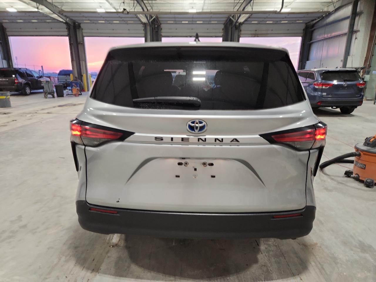 2021 Toyota Sienna Le - Фото 6