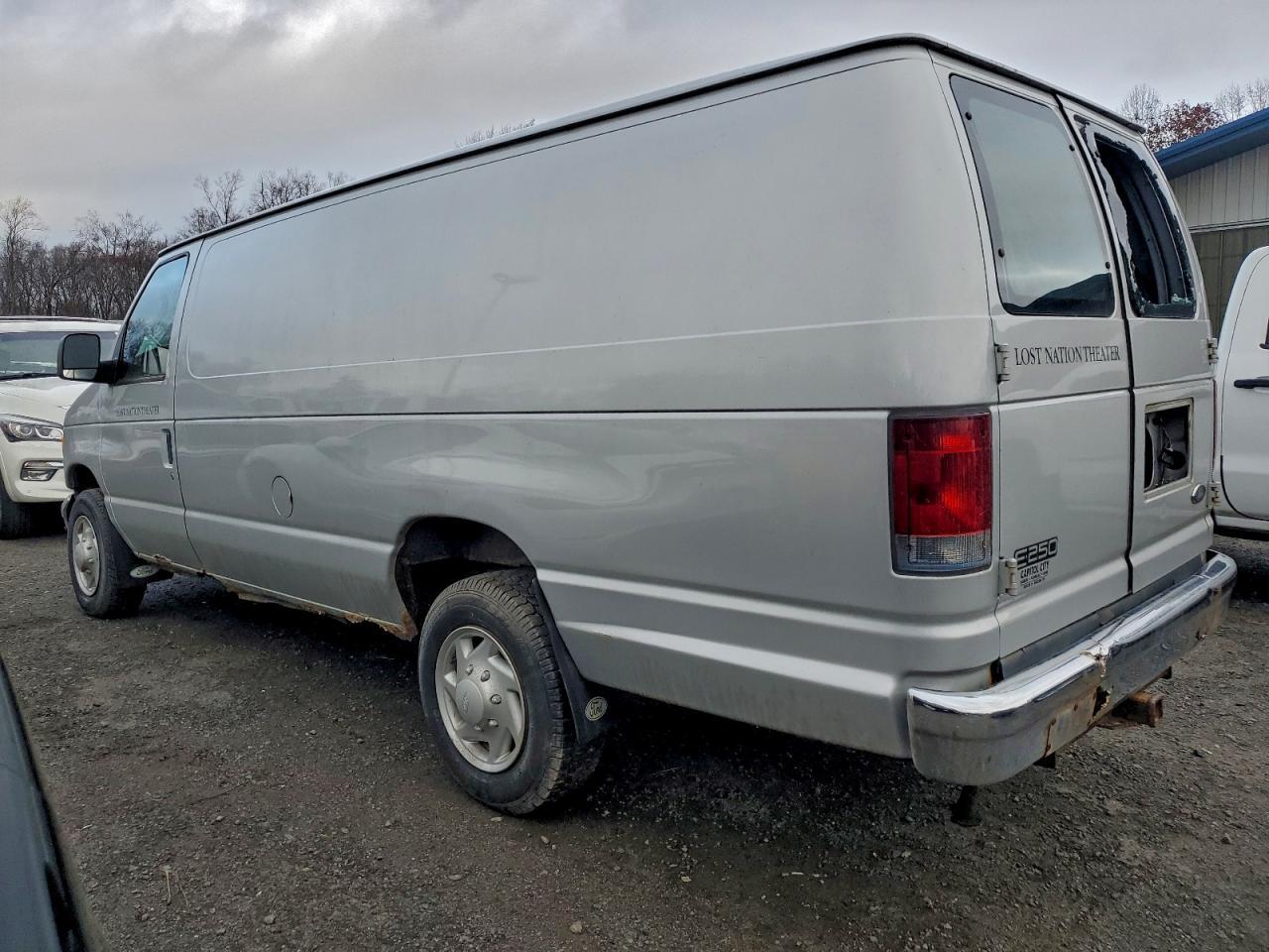 2005 Ford Econoline E250 Van - Фото 2
