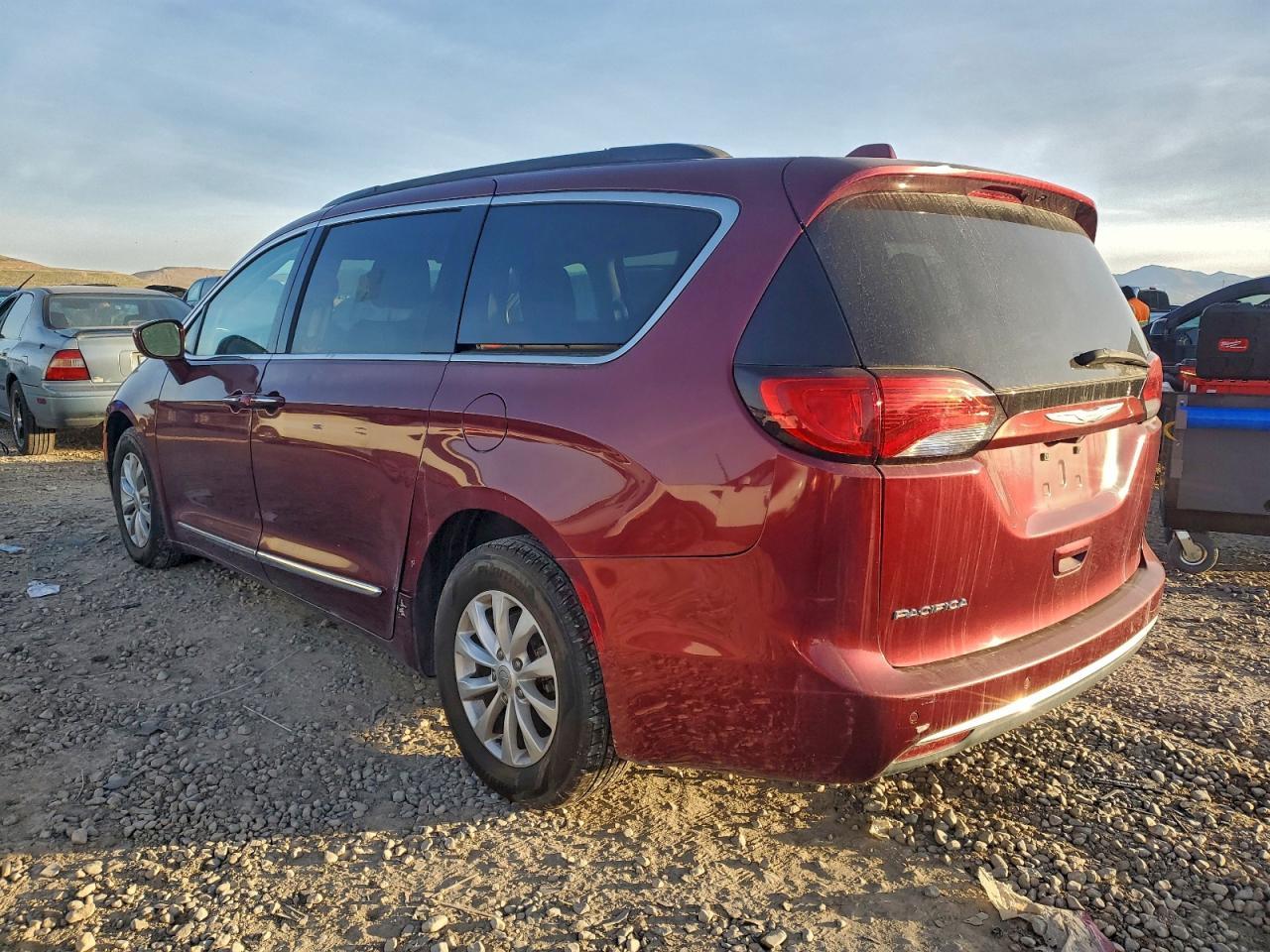 2017 Chrysler Pacifica Touring L - Фото 2