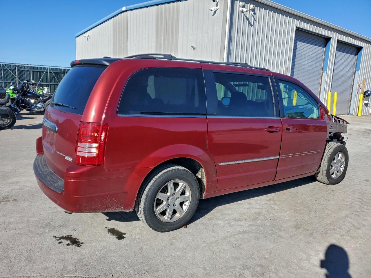 2010 Chrysler Town & Country Touring Plus - Фото 3