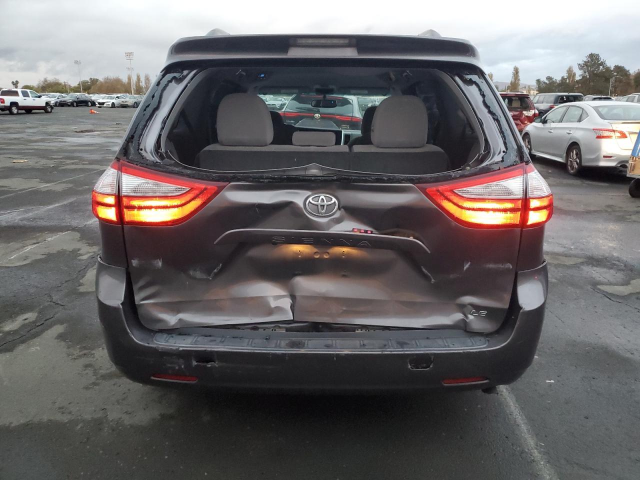 2017 Toyota Sienna Le - Фото 6