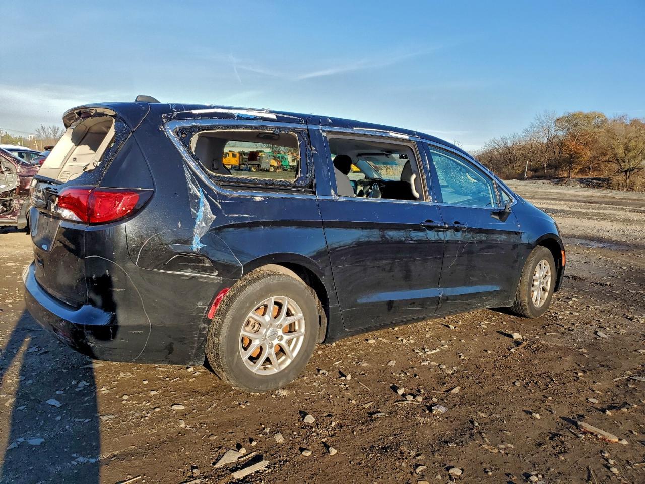 2024 Chrysler Voyager Lx - Image 3