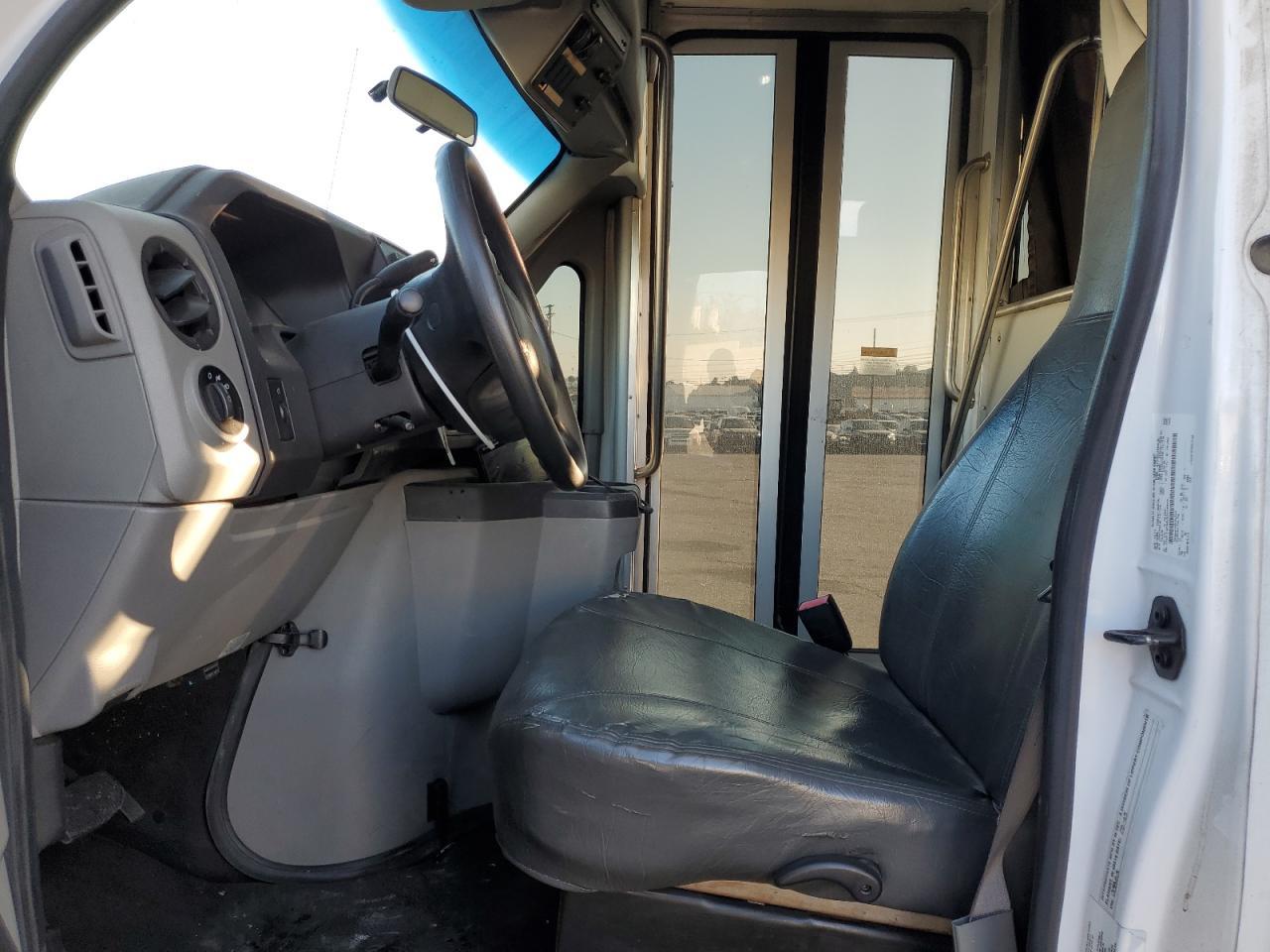 2016 Ford Econoline E450 Super Duty Cutaway Van - Image 5