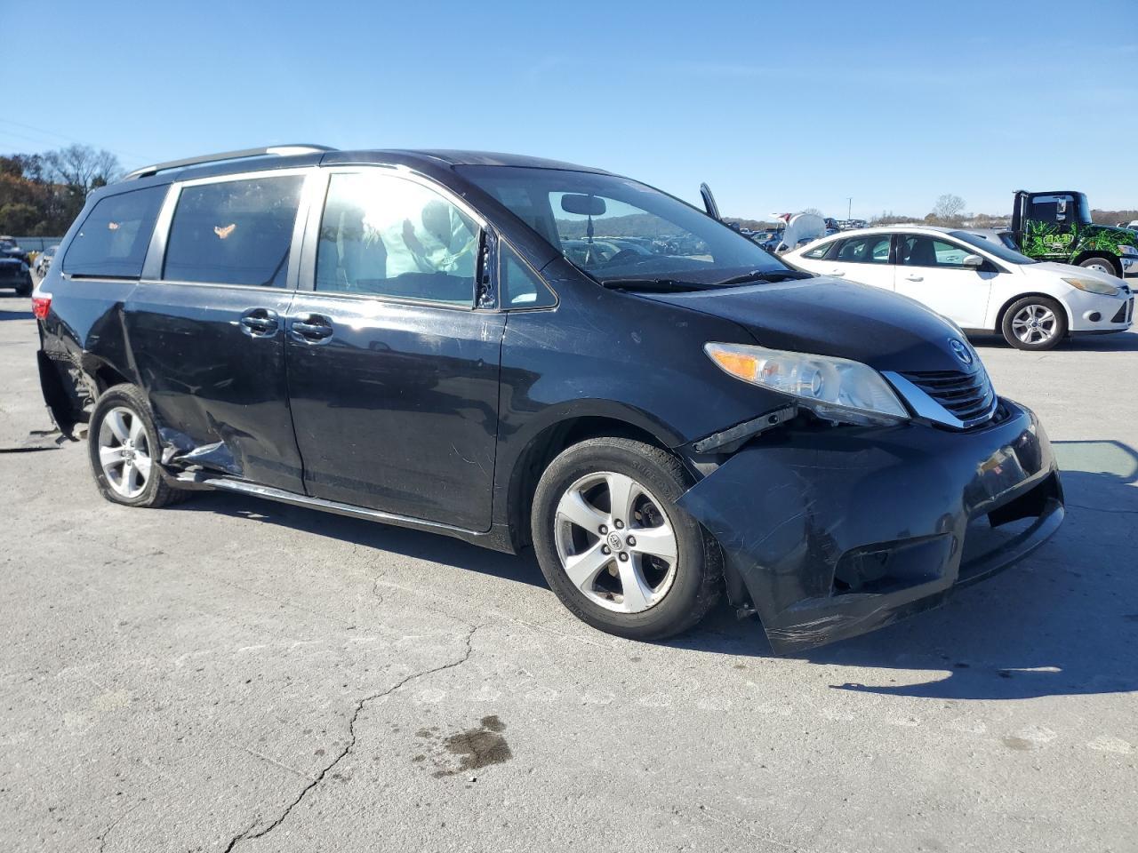 2016 Toyota Sienna Le - Image 4