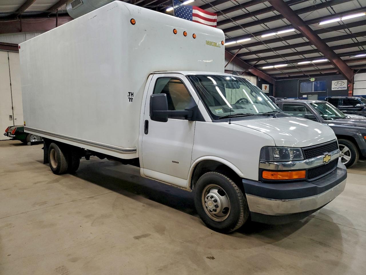 2022 Chevrolet Express G3500 - Фото 4