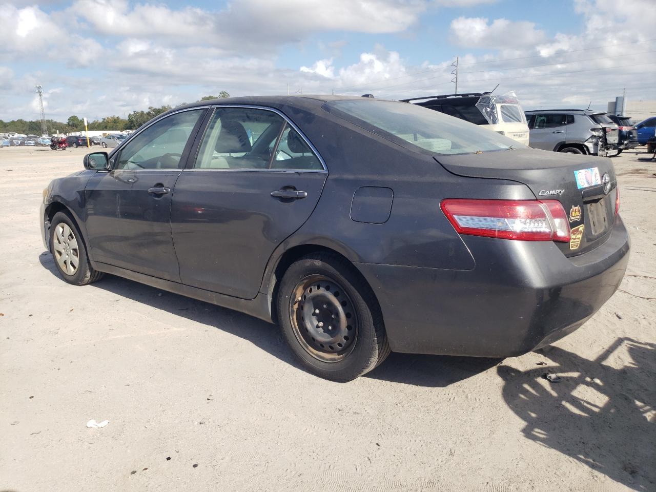 2010 Toyota Camry Le - Фото 2