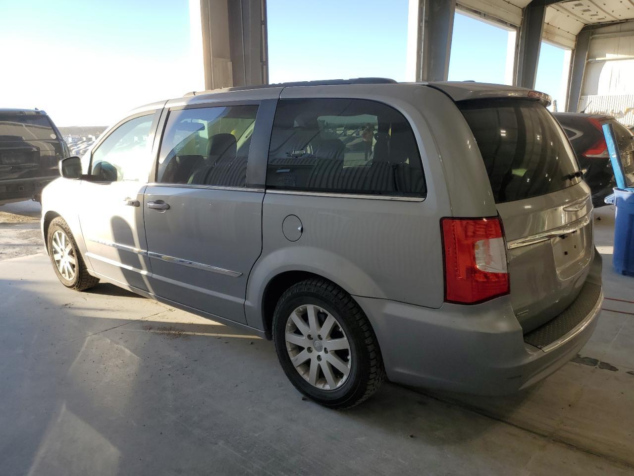 2015 Chrysler Town & Country Touring - Фото 2