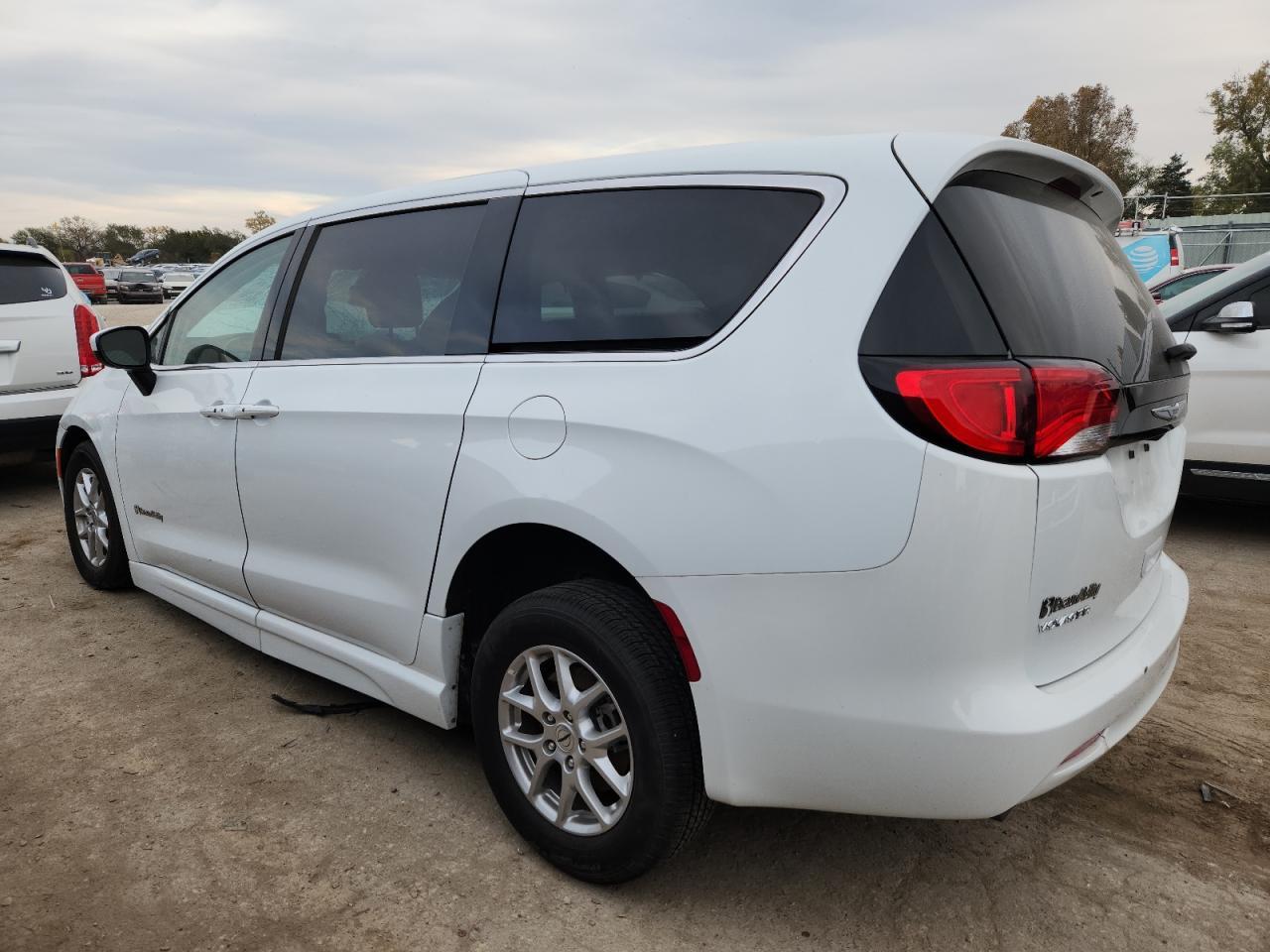 2023 Chrysler Voyager Lx - Фото 2