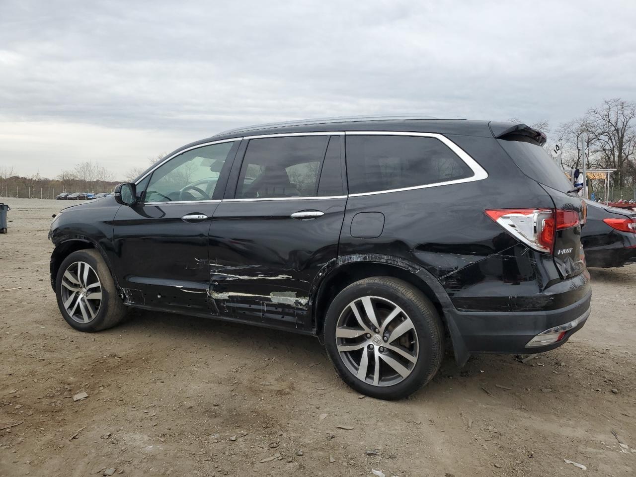 2016 Honda Pilot Touring - Image 2