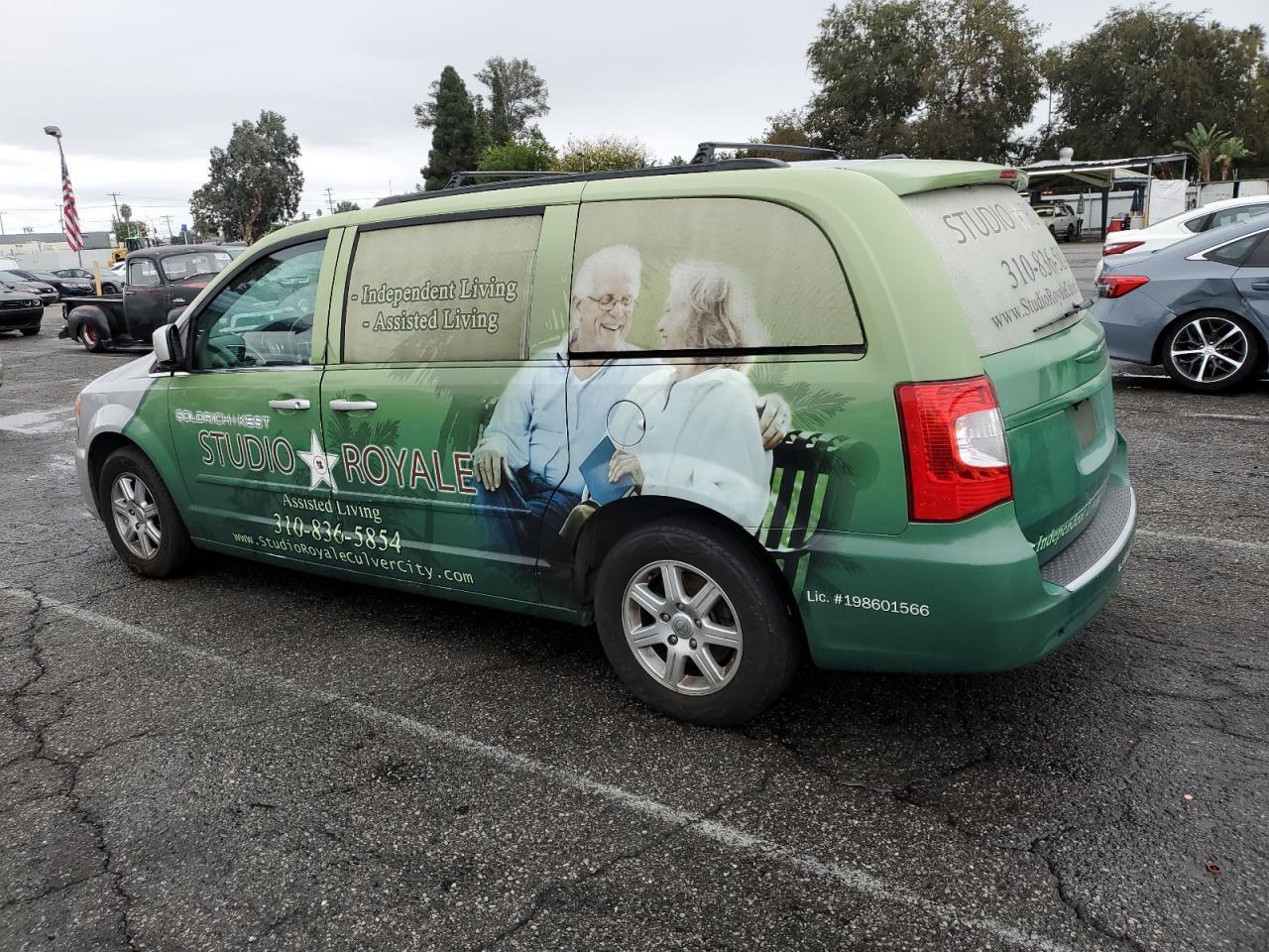 2012 Chrysler Town & Country Touring - Image 2