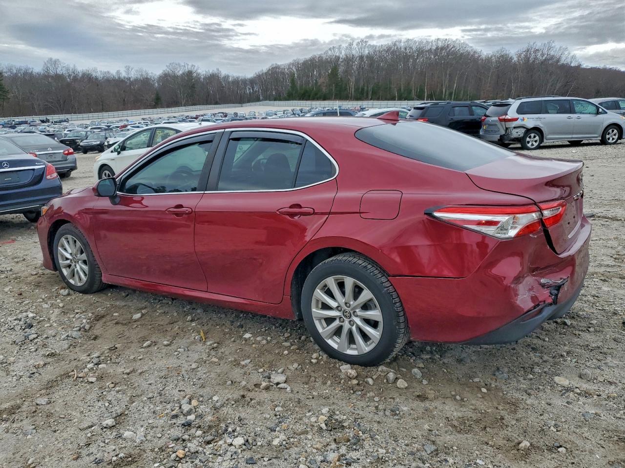 2020 Toyota Camry Le - Фото 2