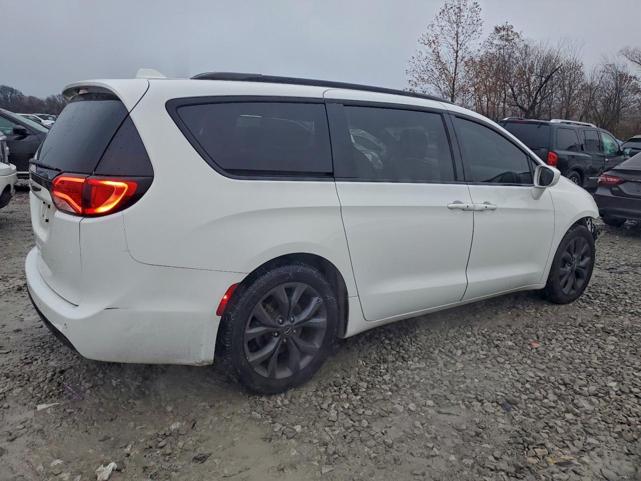 2020 Chrysler Pacifica Touring L - Фото 3