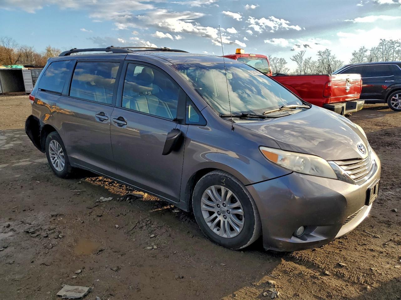 2013 Toyota Sienna - Фото 4