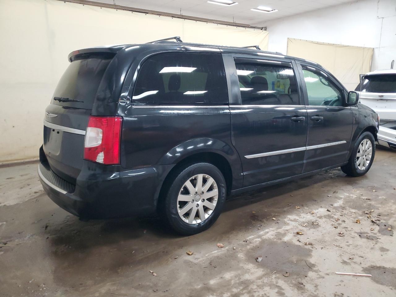 2016 Chrysler Town & Country Touring - Image 3