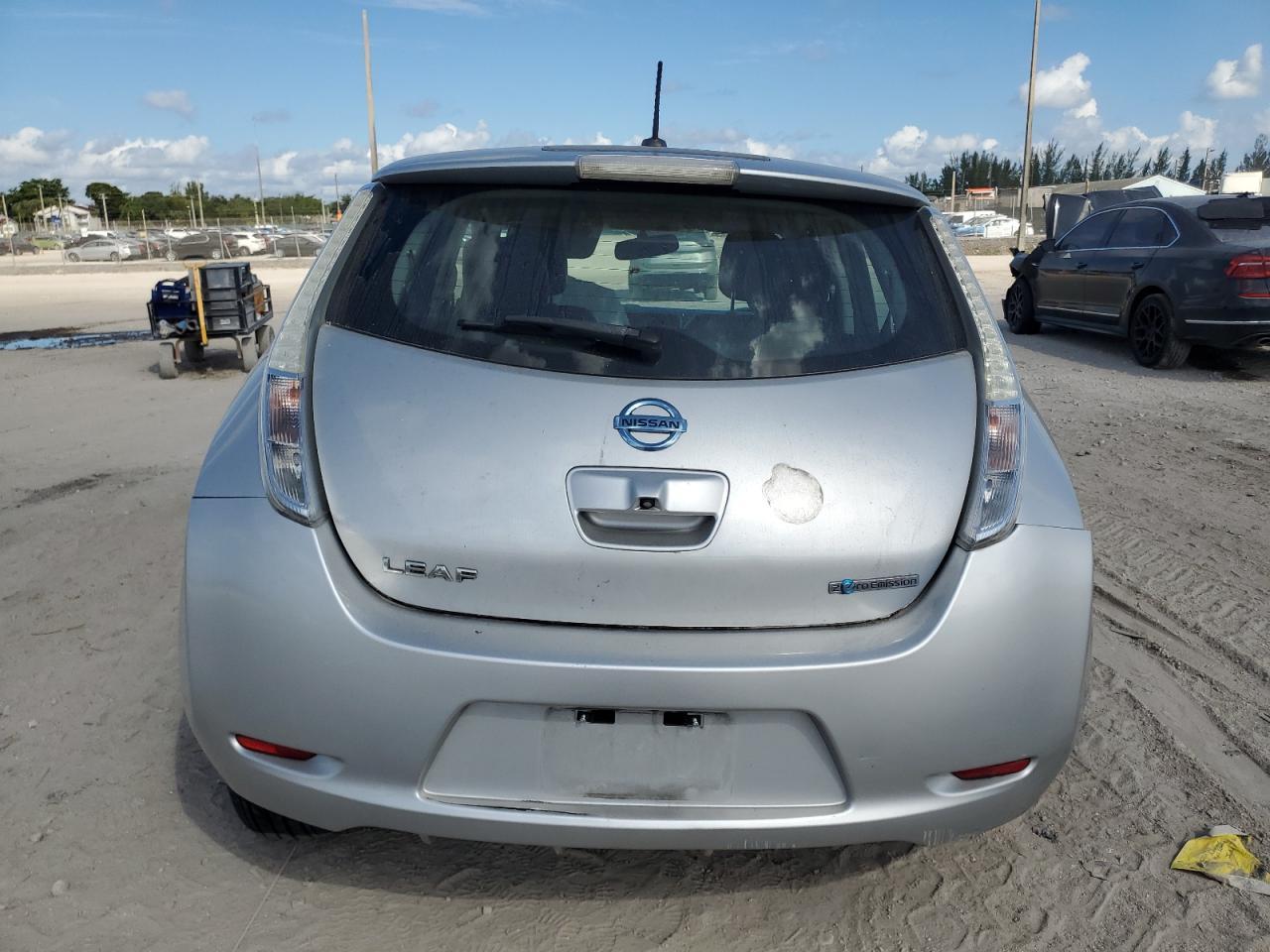 2015 Nissan Leaf S - Image 6