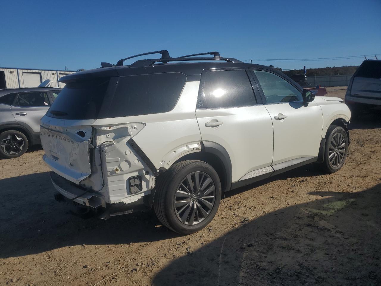 2022 Nissan Pathfinder Sl - Фото 3