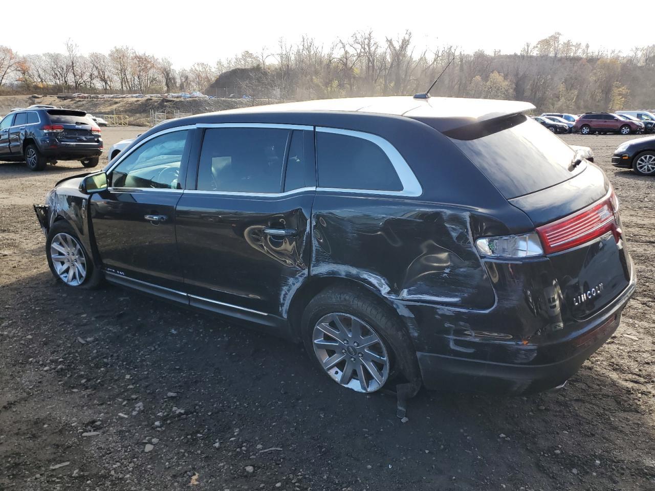 2018 Lincoln Mkt - Image 2