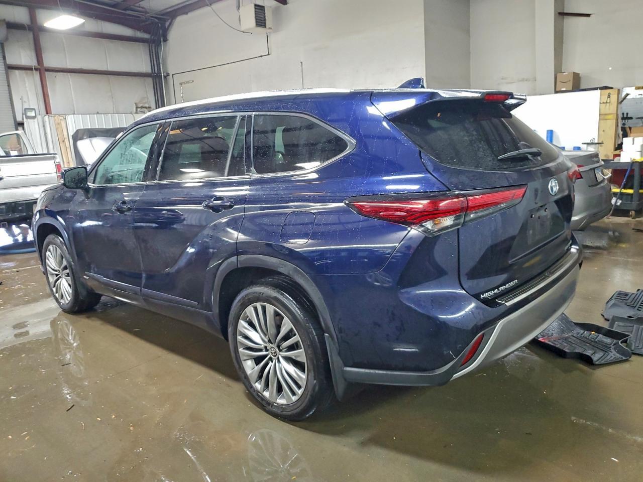 2022 Toyota Highlander Hybrid Platinum - Фото 2