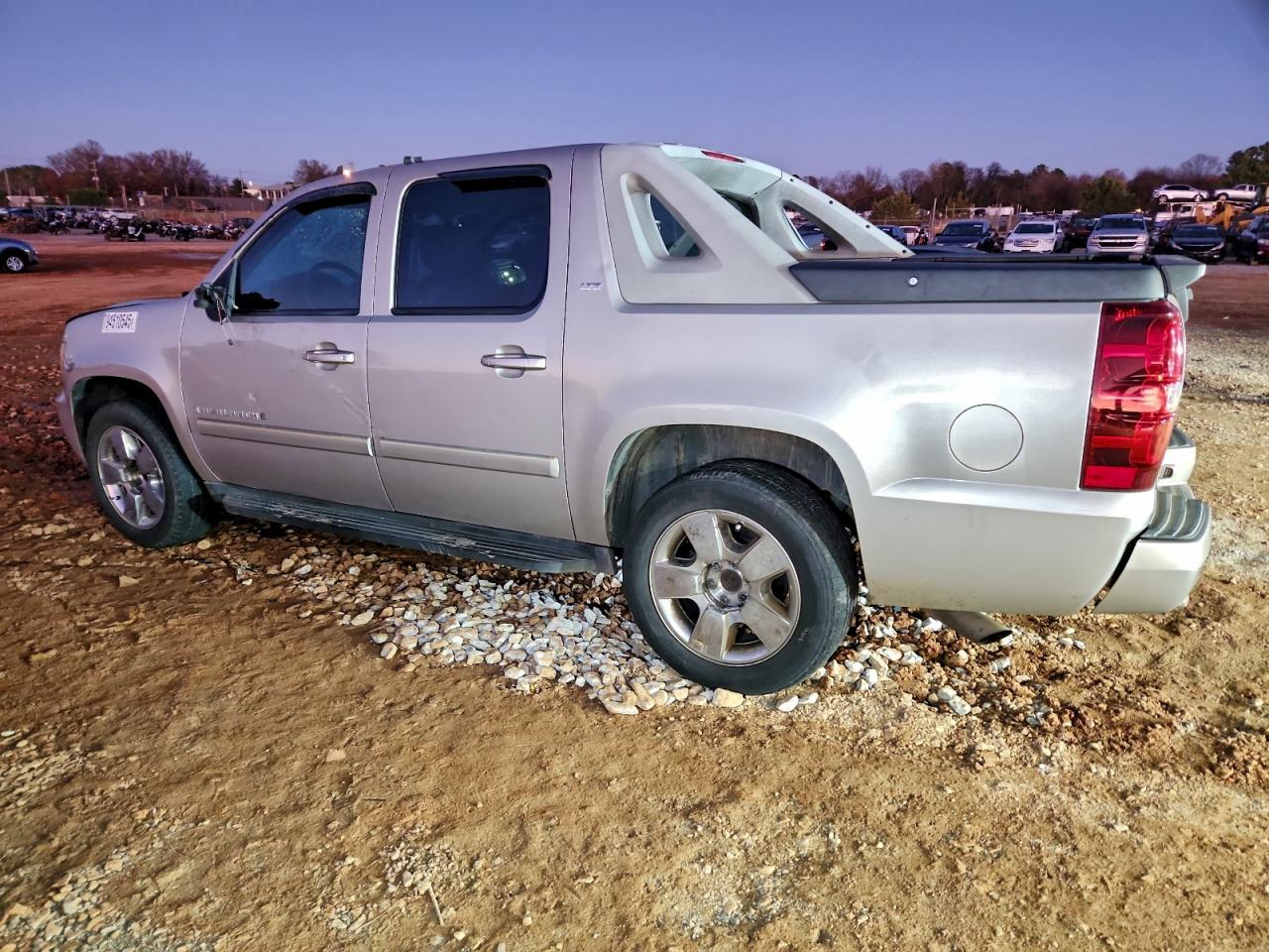 2007 Chevrolet Avalanche C1500 - Image 2