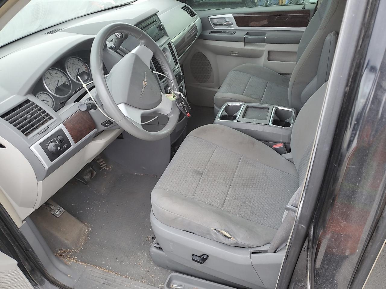2010 Chrysler Town & Country Touring - Фото 7