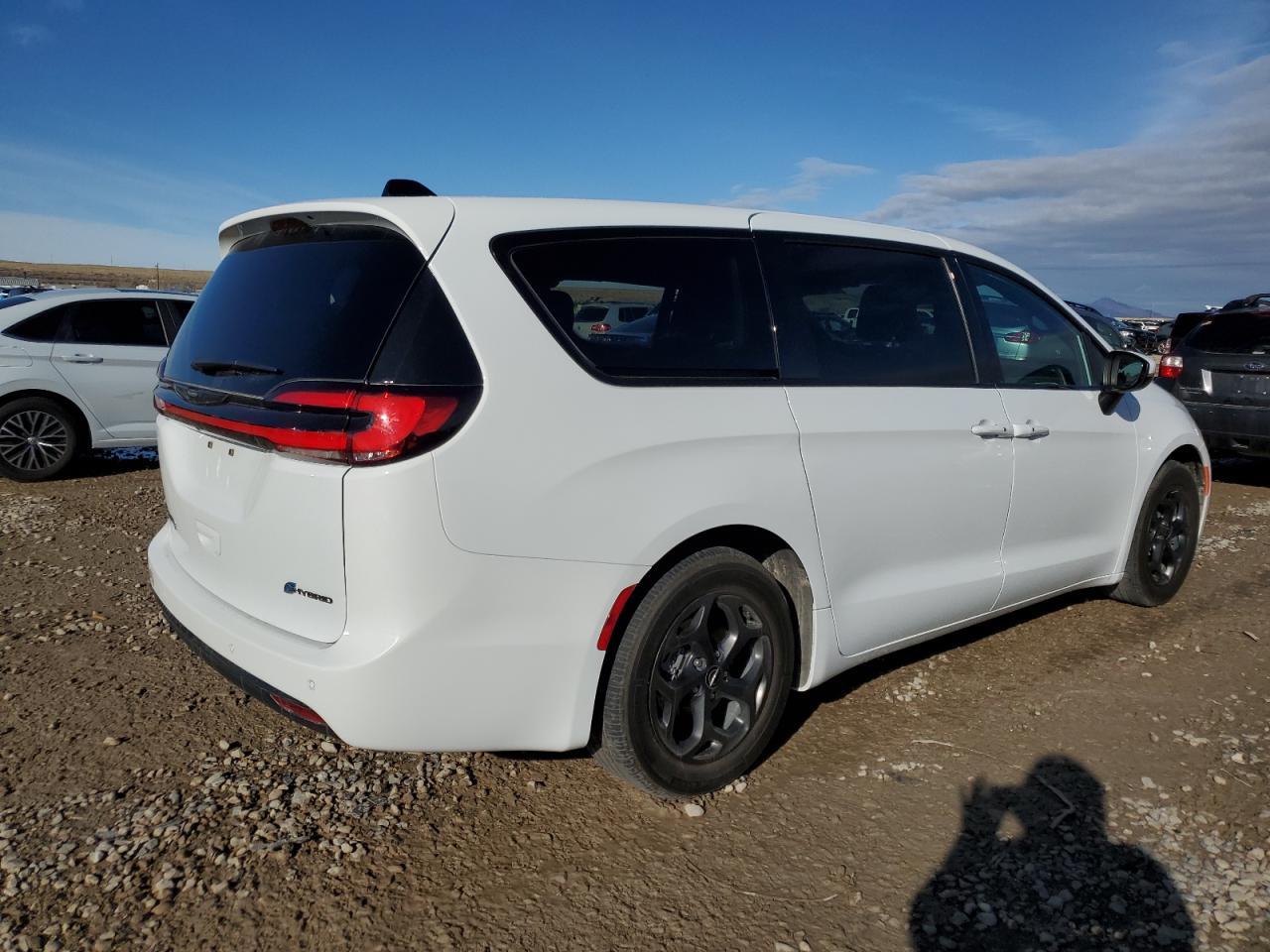2023 Chrysler Pacifica Hybrid Touring L - Фото 3