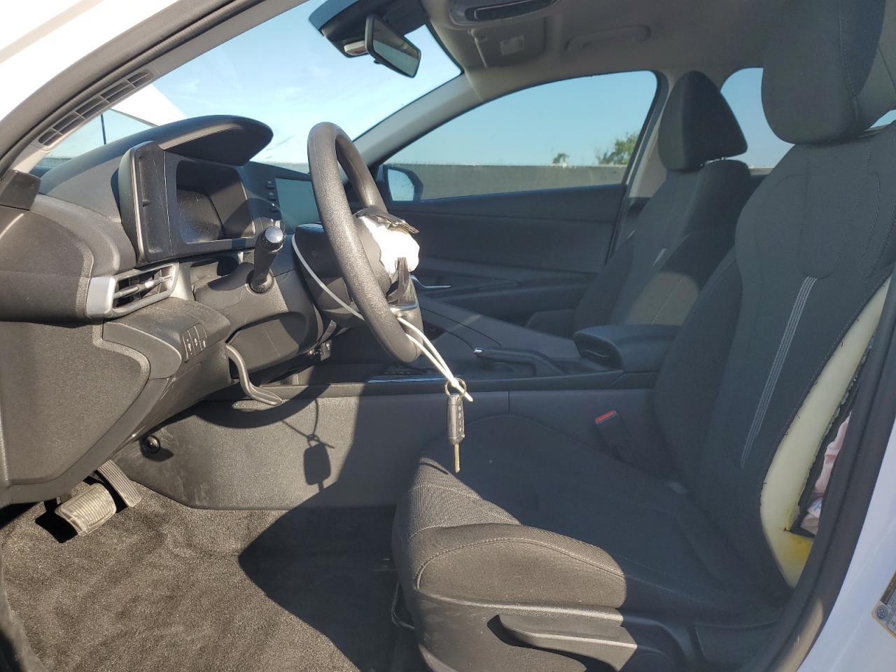 2025 Hyundai Elantra Se - Image 7
