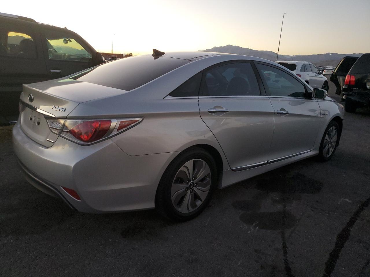 2015 Hyundai Sonata Hybrid - Image 3