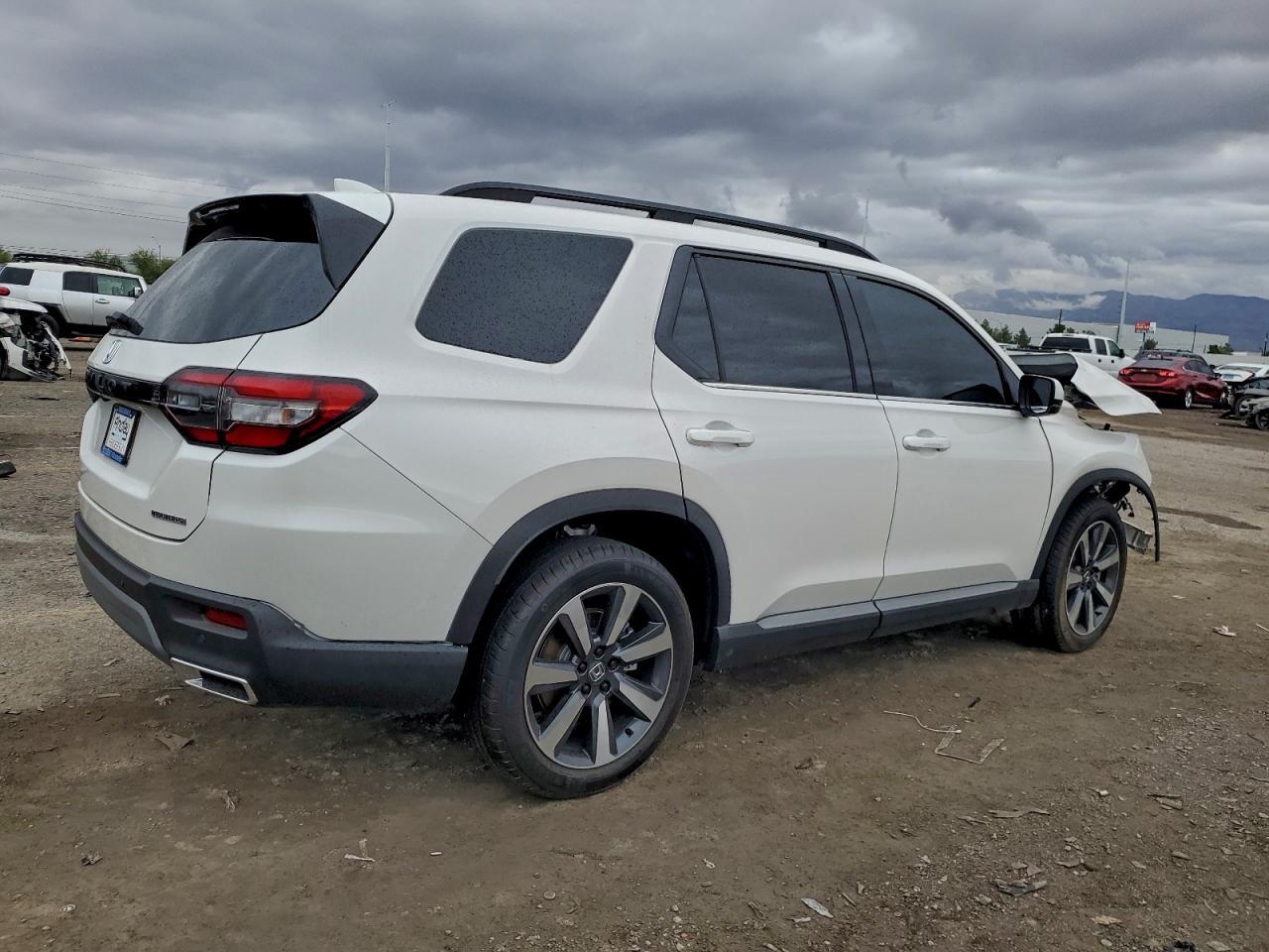 2025 Honda Pilot Touring - Image 3