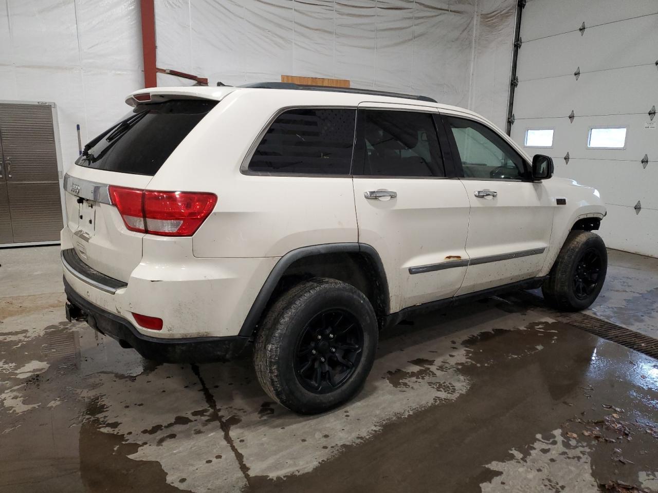 2011 Jeep Grand Cherokee Overland - Image 3
