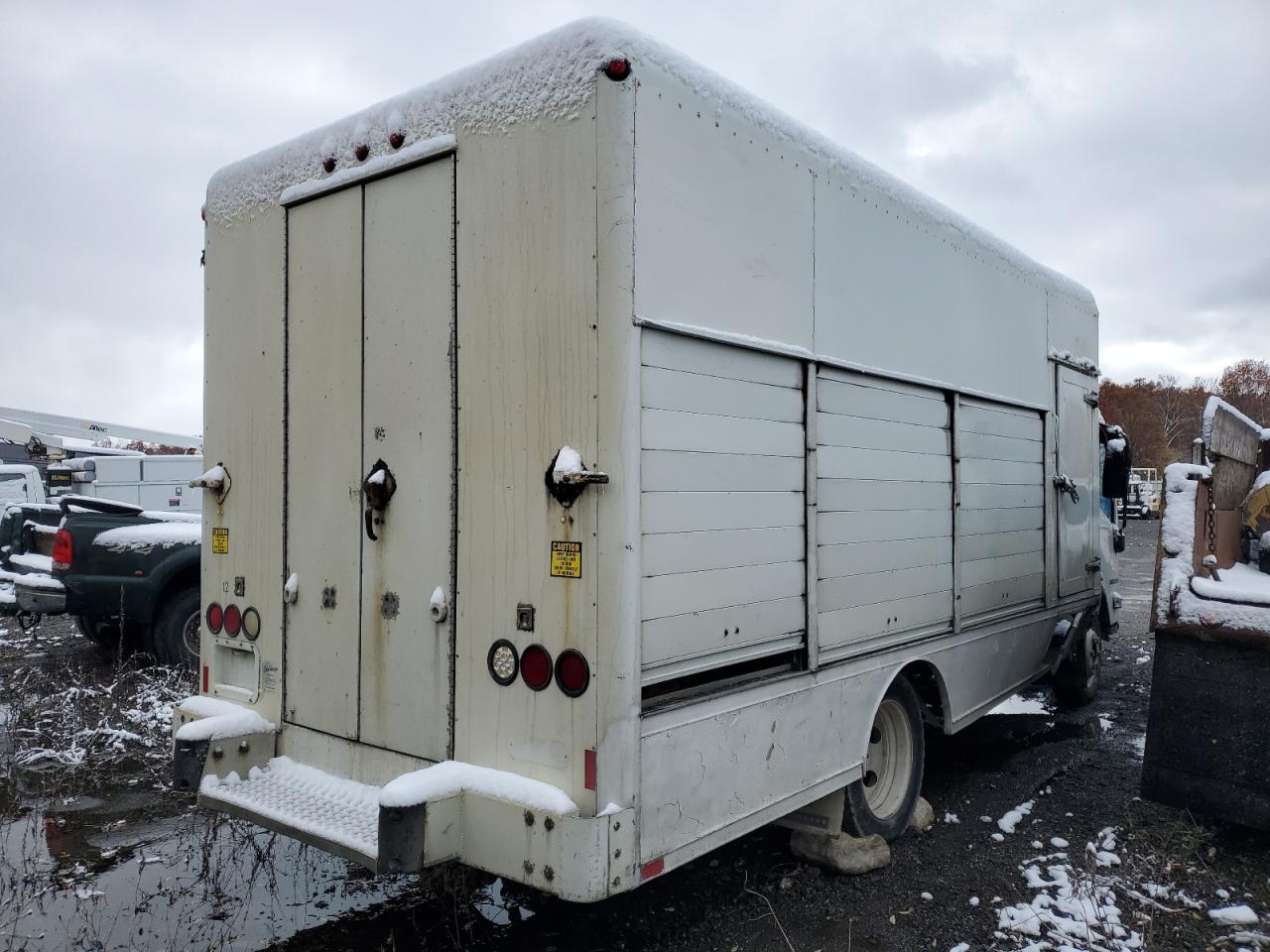 2024 Isuzu Npr Hd - Refrigerator Delivery Truck *** Prior Fleet * Driveshaft Is Disconnected *** - Image 3