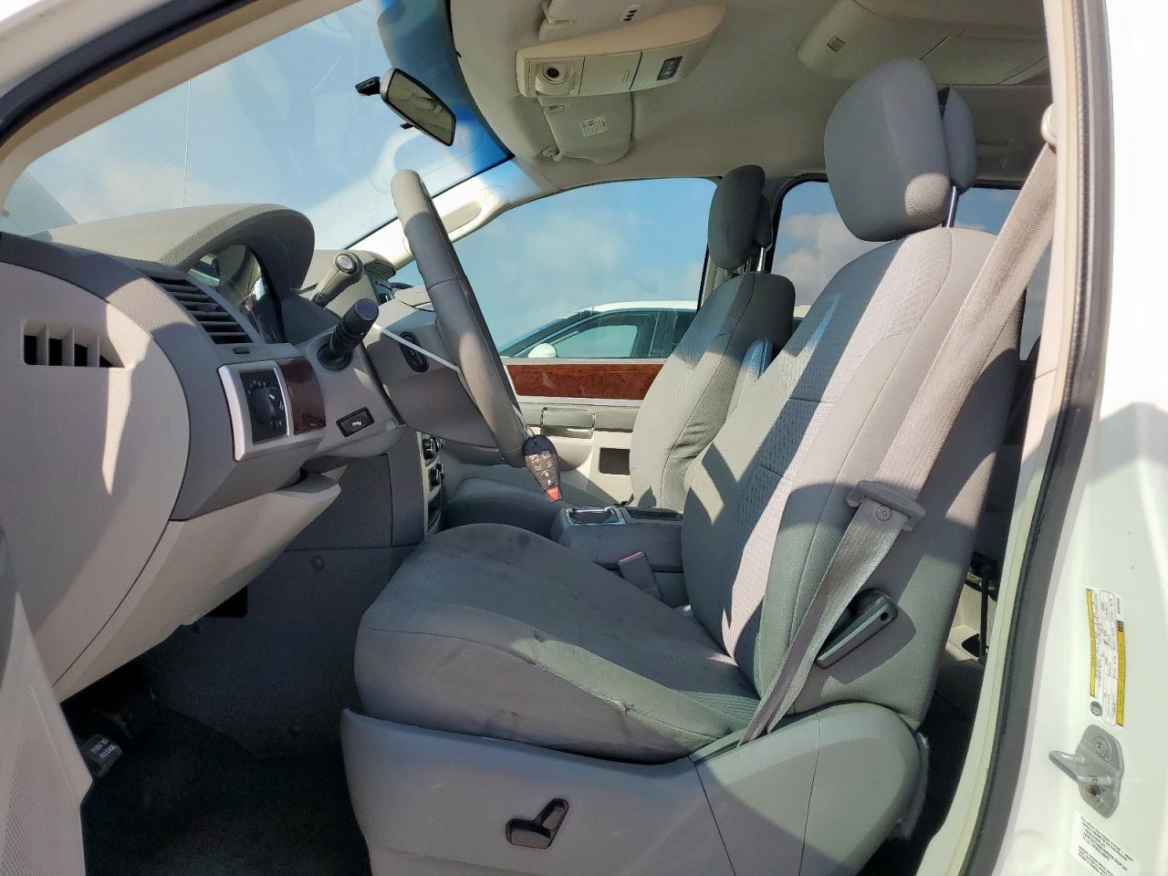 2010 Chrysler Town & Country Touring - Image 7