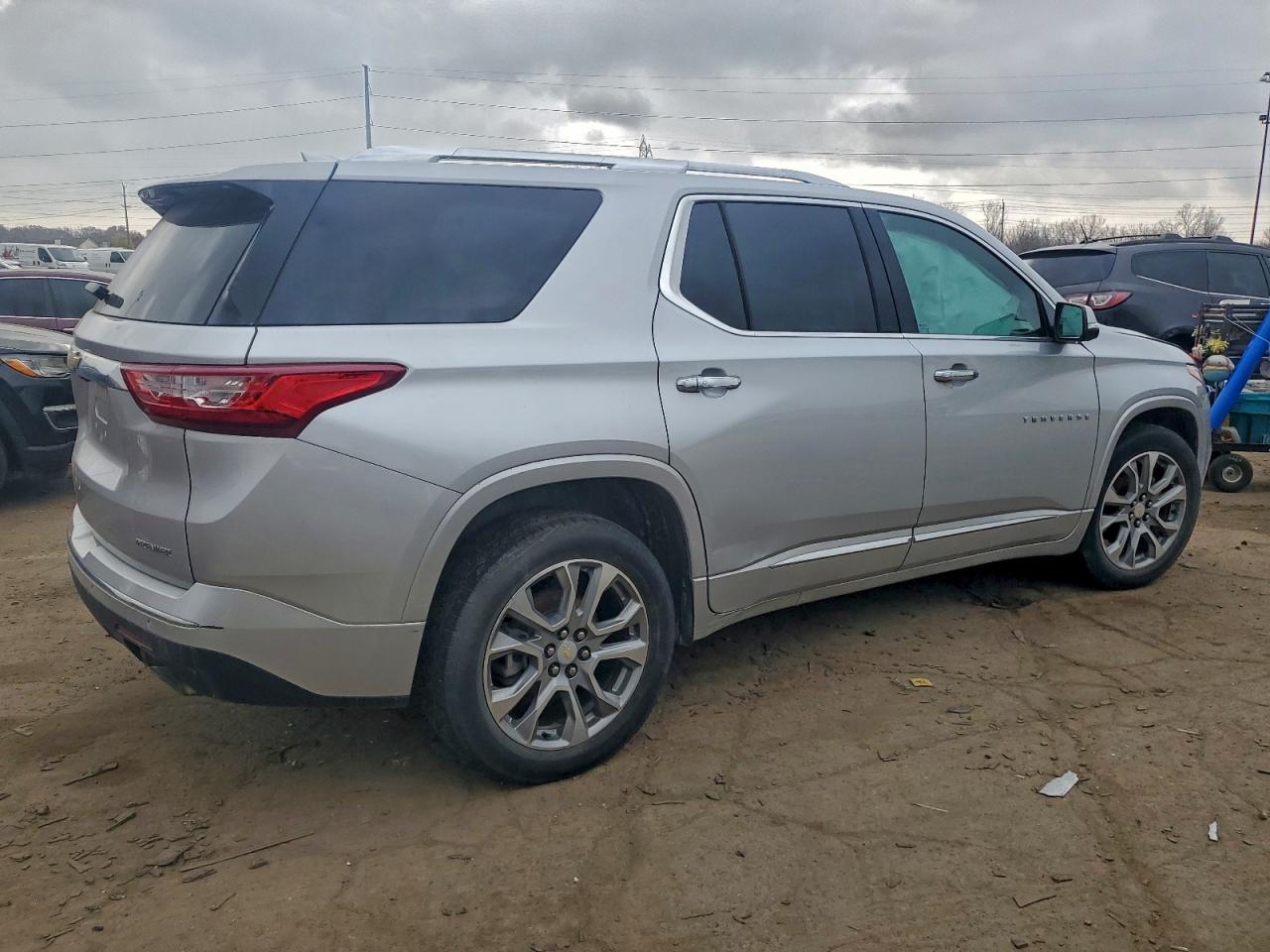2021 Chevrolet Traverse Premier - Фото 3