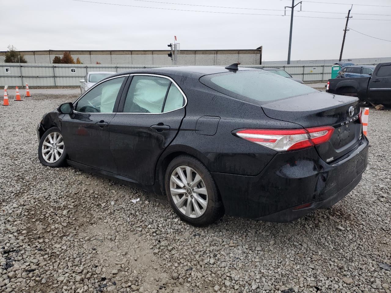 2020 Toyota Camry Le - Фото 2