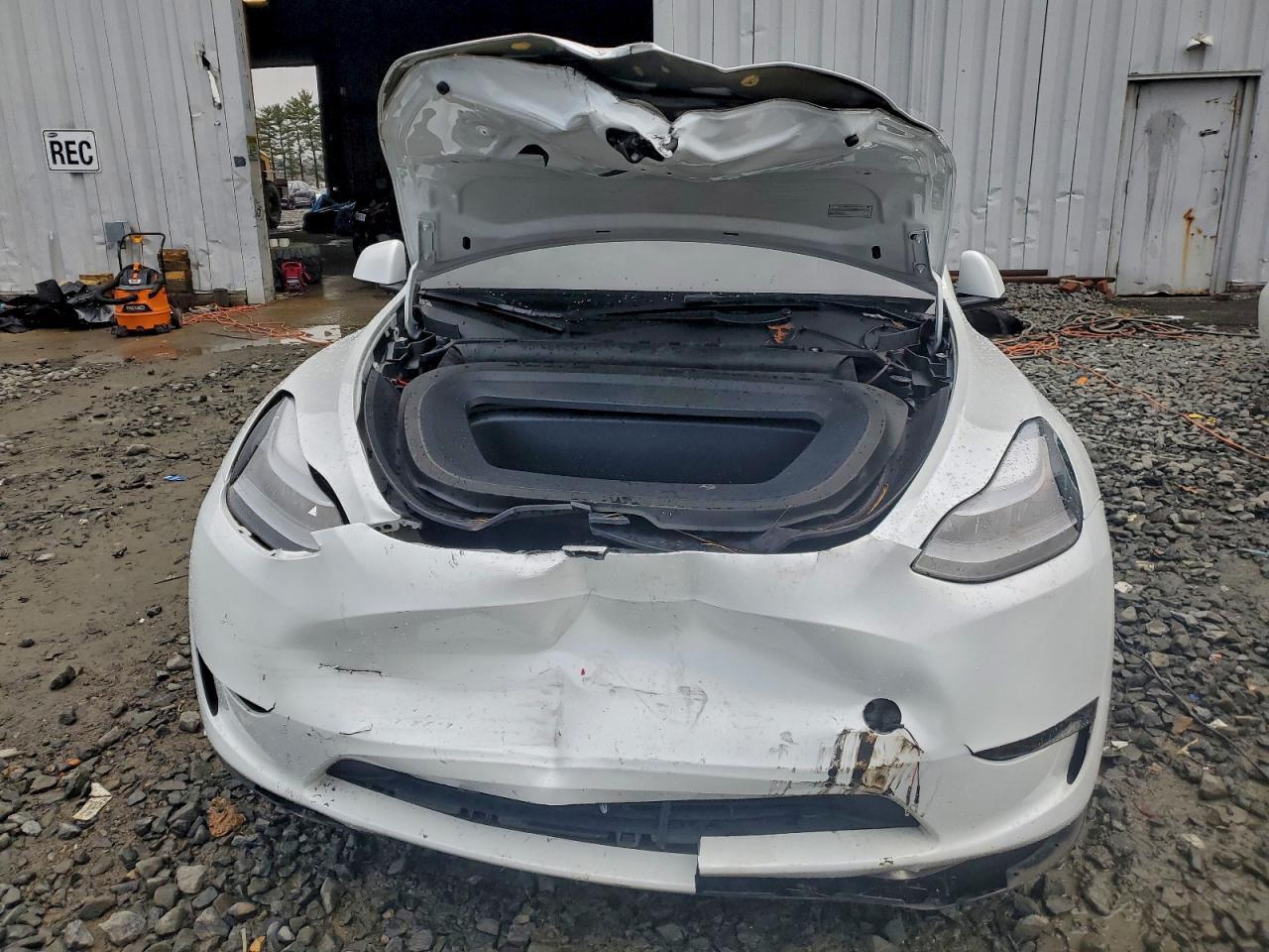 2025 Tesla Model Y - Фото 5