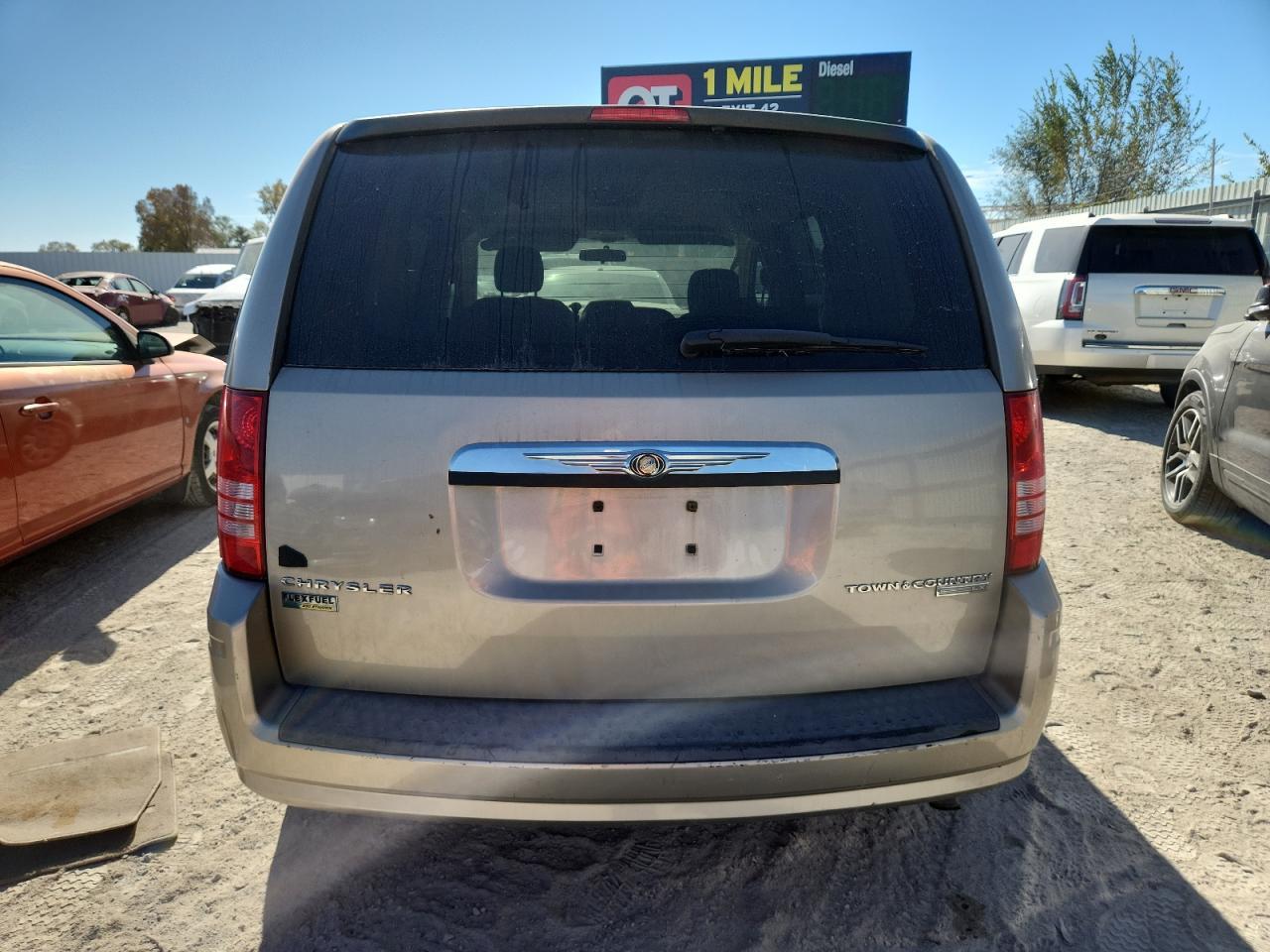 2009 Chrysler Town & Country Lx - Фото 6