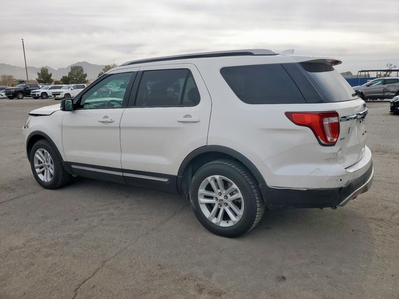2016 Ford Explorer Xlt - Фото 2