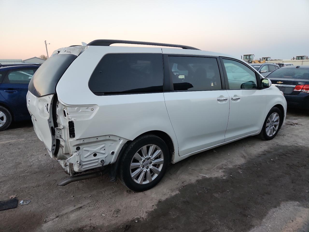 2017 Toyota Sienna Xle - Фото 3