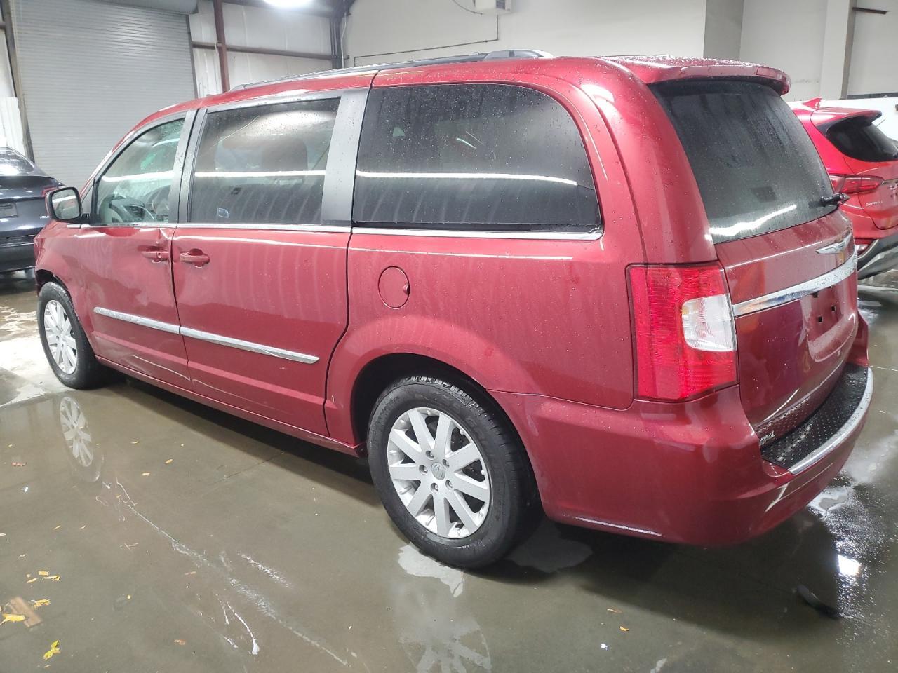 2015 Chrysler Town & Country Touring - Фото 2