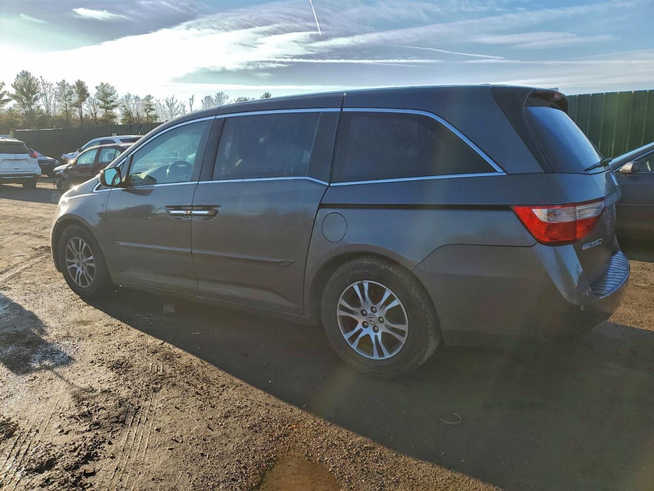 2011 Honda Odyssey Exl - Image 2