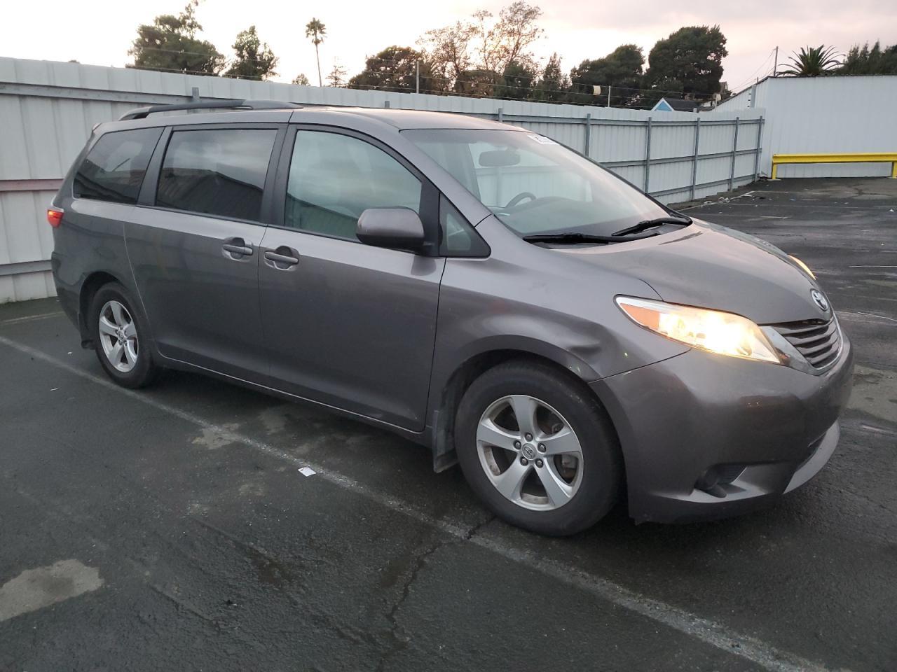 2017 Toyota Sienna Le - Фото 4