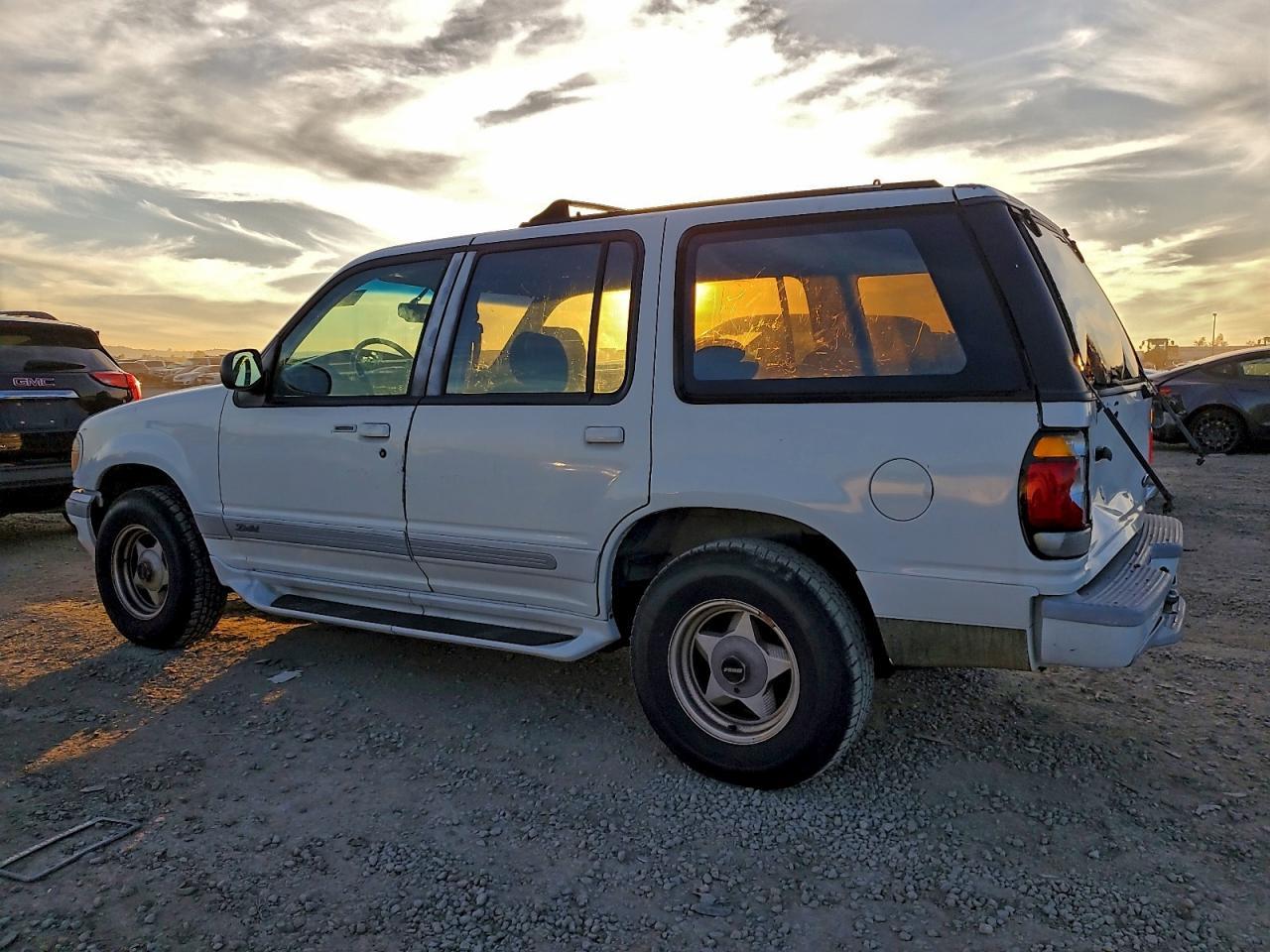 1995 Ford Explorer - Image 2