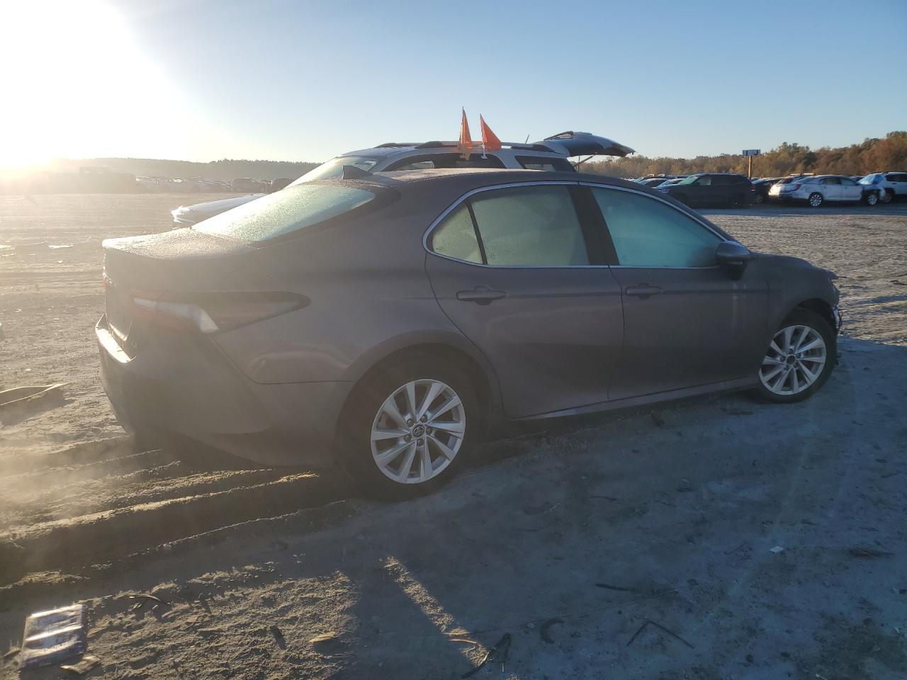 2022 Toyota Camry Le - Фото 3