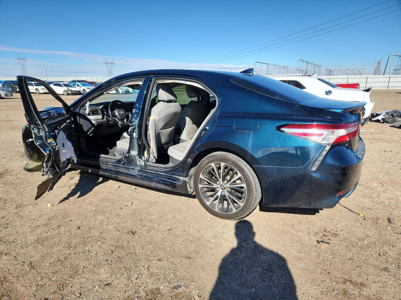 2020 Toyota Camry Se - Фото 2