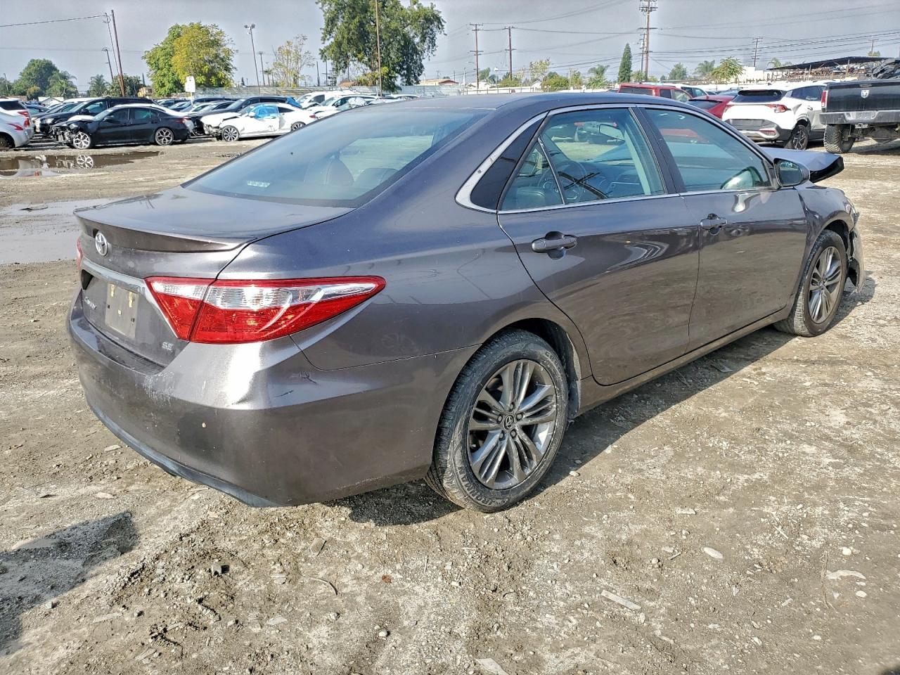 2016 Toyota Camry Le - Фото 3