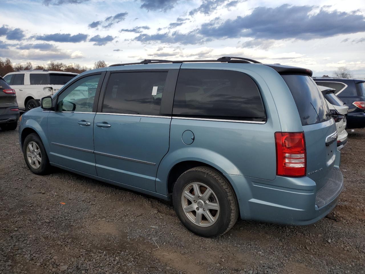 2010 Chrysler Town & Country Touring Plus - Фото 2