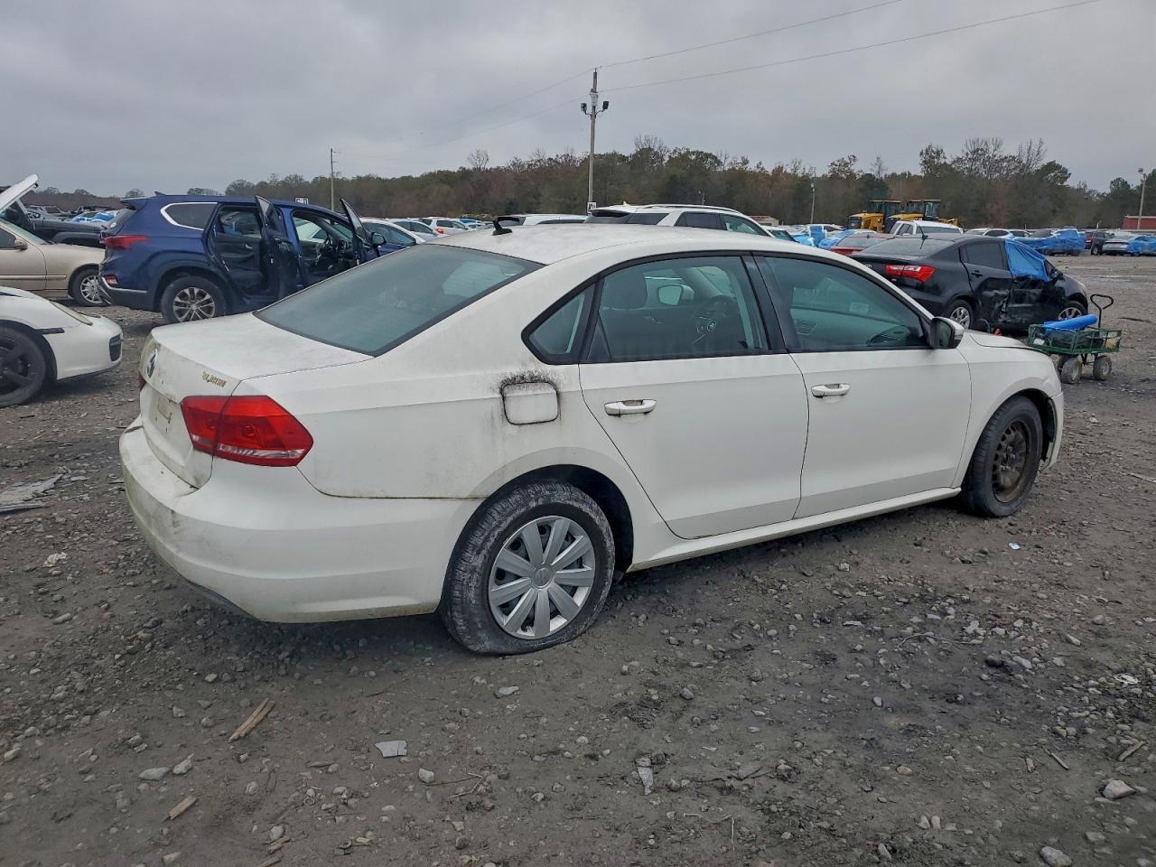 2013 Volkswagen Passat S - Image 3