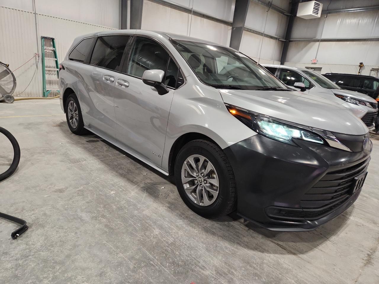 2021 Toyota Sienna Le - Фото 4
