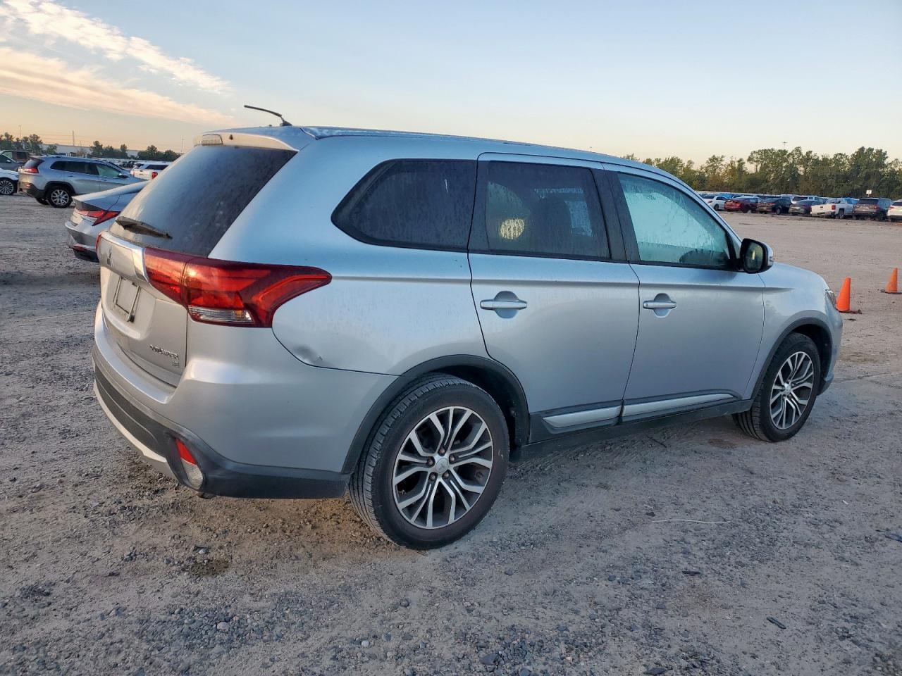 2016 Mitsubishi Outlander Se - Фото 3
